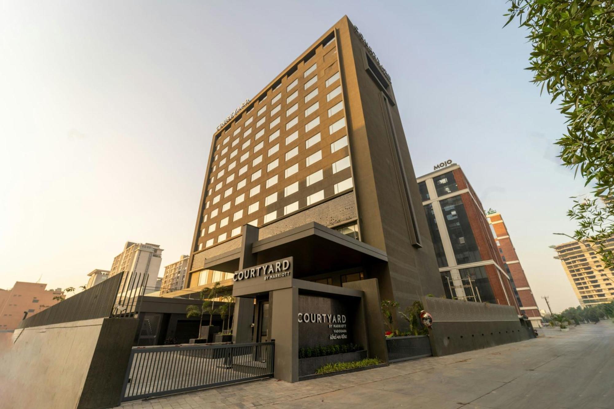 Courtyard By Marriott होटल